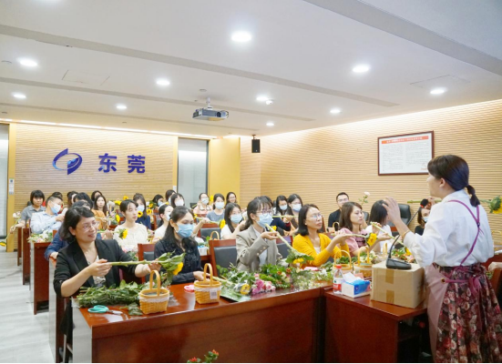 春暖花开 情融统计——市统计局工会举行花艺培训暨花艺作品评比活动343.png